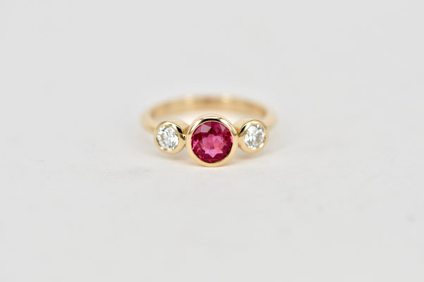 Trilogie-Ring mit pinken Turmalin und seitlichen Brillanten