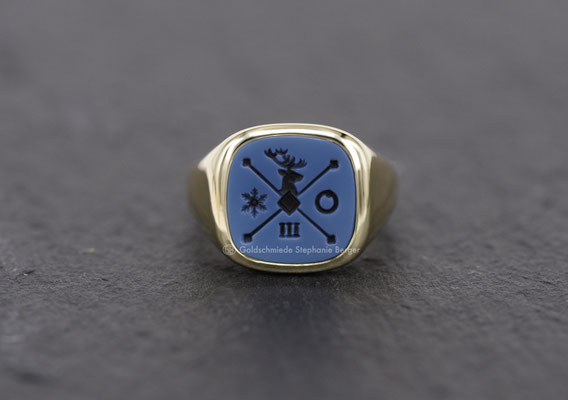 moderner Siegelring mit blauen Lagenstein und persönlichen Symbolen (handgraviert)
