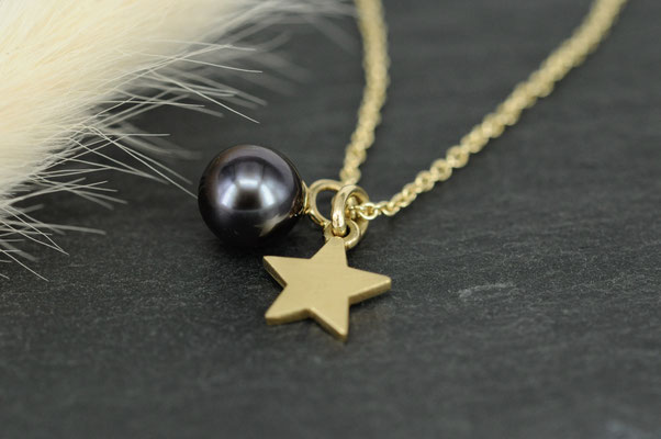 Goldkette mit Sternanhängern und Perle