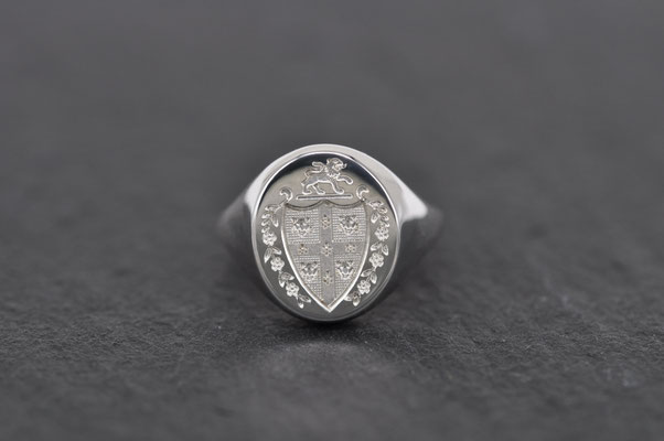 Siegelring aus Weißgold mit einem Wappen und einer Handgravur im Edelmetall