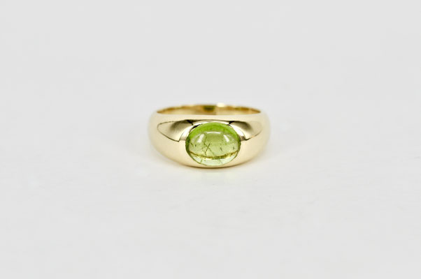 Handgefertigter klassischer Bandring aus Gold mit grünem Peridot Cabochon