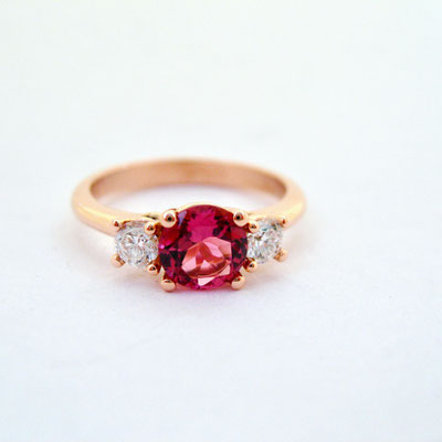 Handgefertigter Trilogie-Ring aus Rotgold mit funkelndem Turmalin und Brillanten