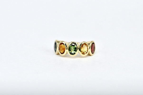 Handgefertigter Colour-Up-Ring aus 750er Gelbgold mit fünf verschiedenfarbigen Edelsteinen