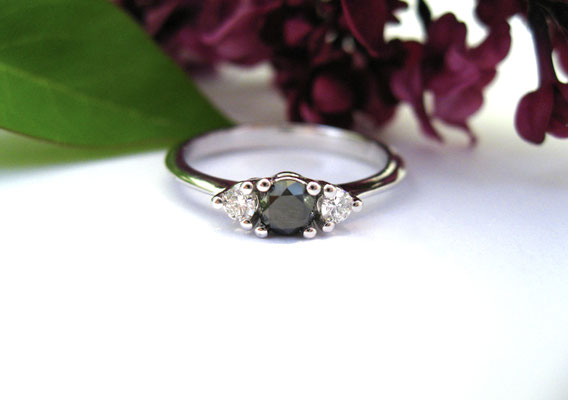 Trilogie-Ring aus Weißgold mit schwarzen und weißen Brillanten