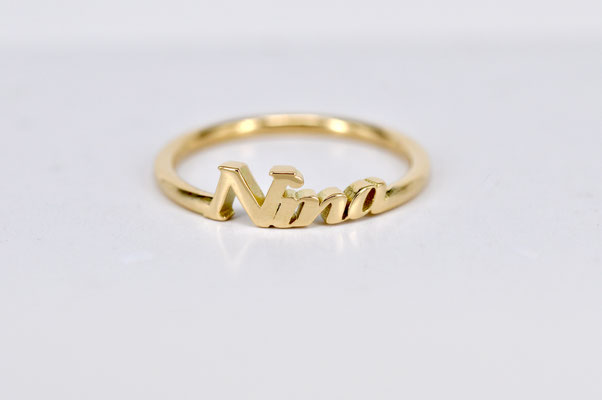 Ring aus Gold mit Name