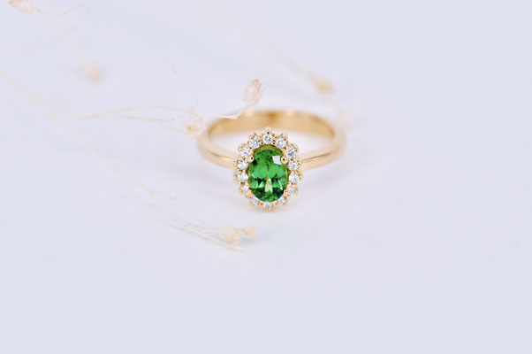 Halo-Ring mit einem ovalen Tsavorit und Roségold