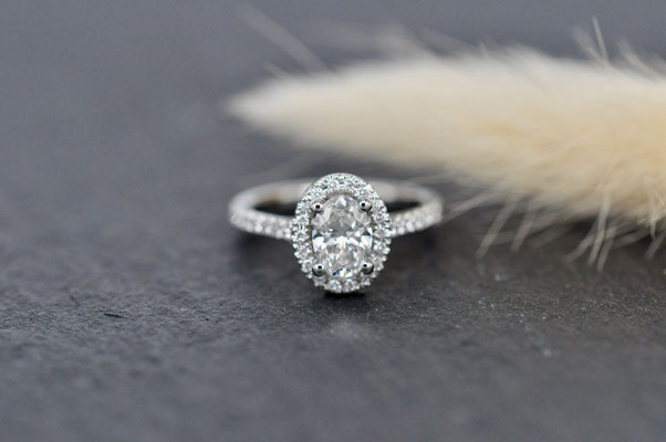 Platin Halo-Ring ovaler Diamant 1 Karat