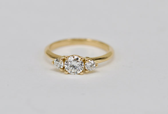 Trilogie-Verlobungsring aus Gelbold mit Brillanten 0,71ct.