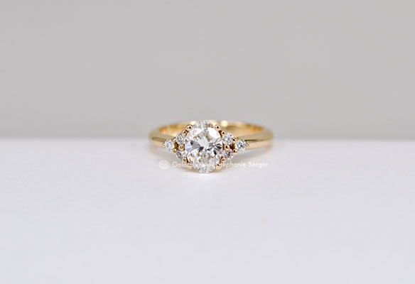 Trilogie-Verlobungsring aus 750er Gold mit 1,4 ct Diamanten – symbolisiert Liebe, Vergangenheit und Zukunft. Eleganter Schmuck für unvergessliche Momente und den perfekten Heiratsantrag.
