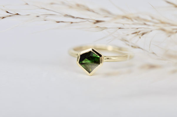 Ring aus Gold mit Turmalin mit besondern Schliff