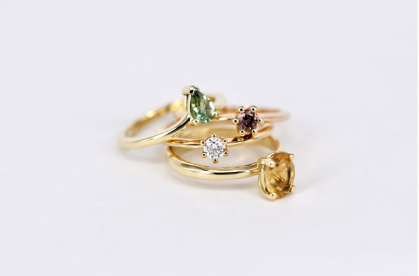 Bunte Ringe aus Gold mit Edelsteinen. Handgefertigt.