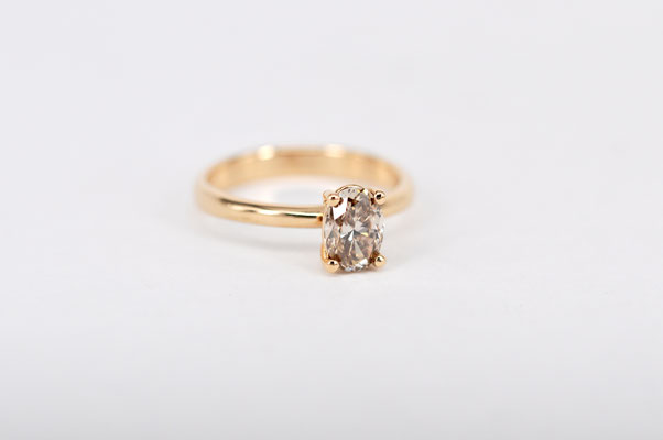 ovaler, zimtfarbiger 1 Karäter, gefasst in Roségold