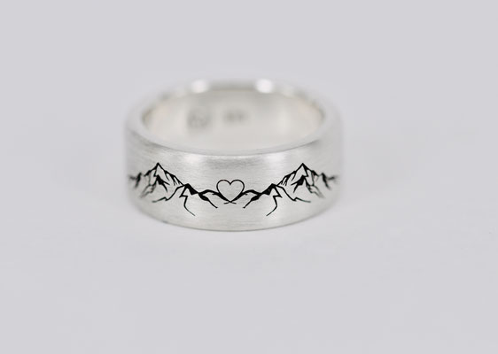 "In love with the mountains" Ring