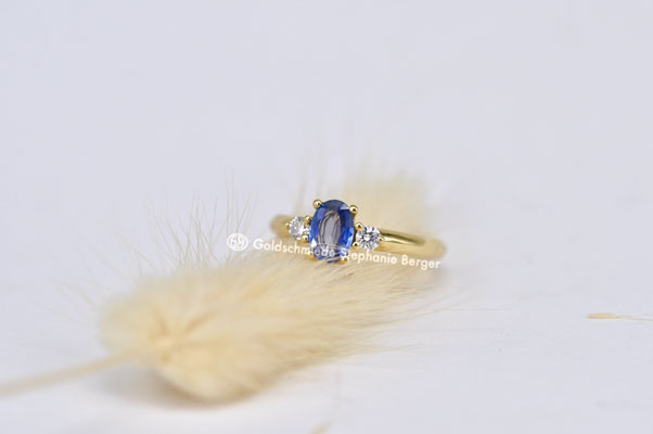 Handgefertigter Trilogie Ring aus 750er Gold mit blauem Saphir und funkelnden Brillanten