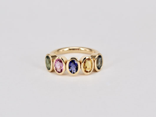 Ring aus Gold mit 5 Edelsteinen