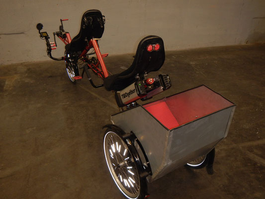 TWOgether Tandem Trike with cargo box (www.twogetherbikes.com)