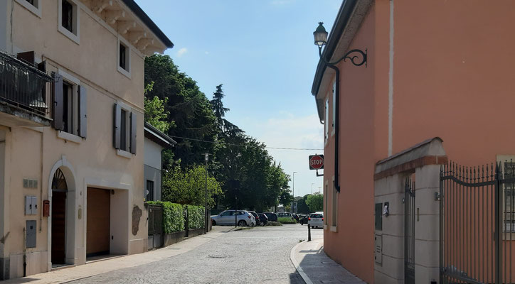 Attuale ingresso di via Bassini  provenendo da via Vittorio Emanuele