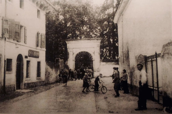 Foto d'epoca: Fine di via Vittorio Emanuele e l'arco per accedere al parco della villa Bassini