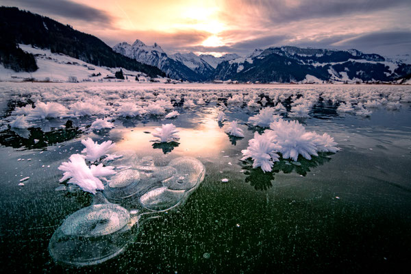 methanblasen im gefrorenen sihlsee