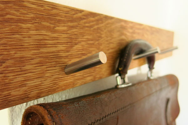 Garderobe aus gebürsteter Eiche und Edelstahl