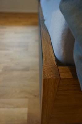 "schwebendes" Bett aus Eiche und Linoleum, Fuß- und Seitenteil