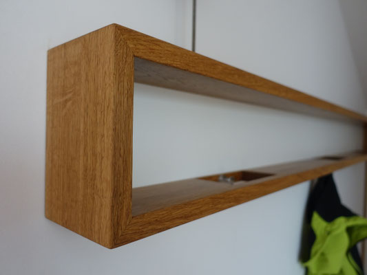 Garderobe aus Eiche mit versteckten Kleiderhaken aus Edelstahl 
