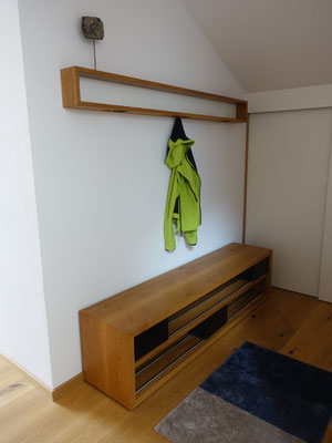 Garderobe aus Eiche, herausnehmbare Edelstahlrohre und Kästen aus schwarzem MDF