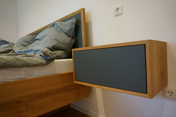 "schwebendes" Bett aus Eiche und Linoleum, Nachtkästchen mit Tip-On