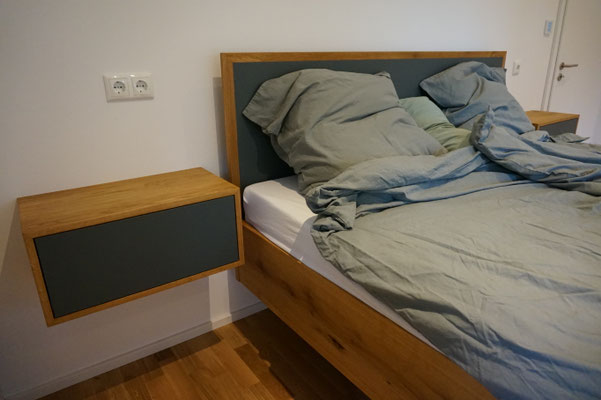 "schwebendes" Bett aus Eiche und Linoleum, Nachtkästchen mit Tip-On, Kopfteil mit LED-Beleuchtung