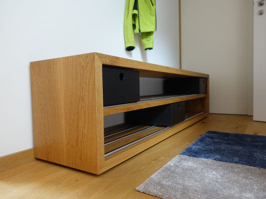 Schuhbank aus Eiche, herausnehmbare Edelstahlrohre und Kästen aus schwarzem MDF