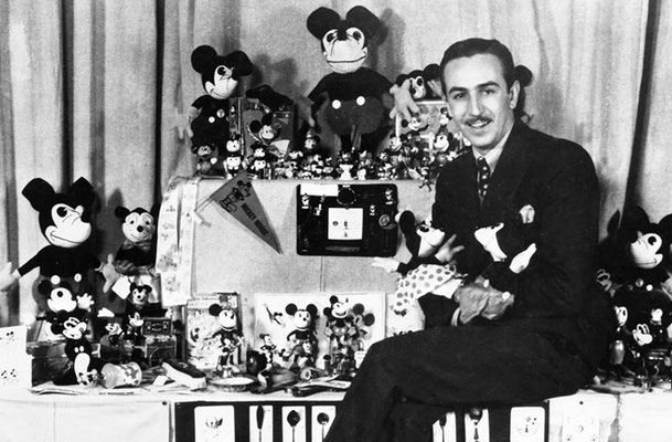 Walt Disney avec des peluches Mickey Mouse, dans les années 30