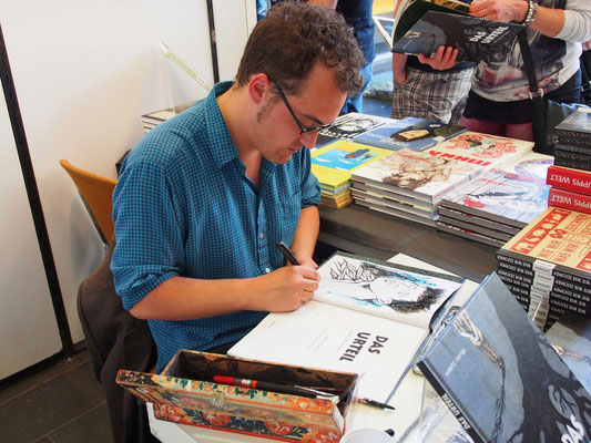 Signieren beim Comic Salon Erlangen 2016. Foto: Knesebeck Verlag