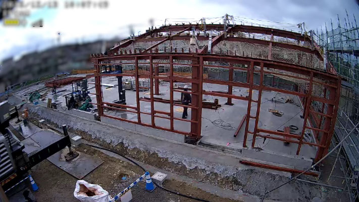 建物の立体的な形状が現れる鉄骨建方が開始。柱・梁の建入精度、接合部のボルト締付状況などを重点的に監理しています