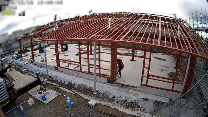 屋根構造を形成する母屋の組立が進み、建物の外形がより明確になりました。