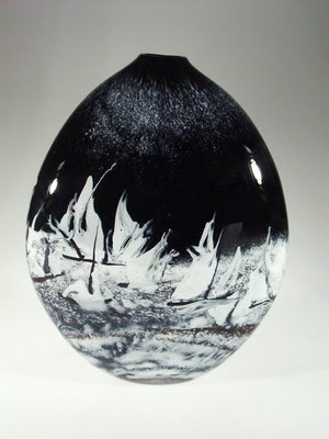 Xavier de Mirbeck, schwarz-weiß bemaltes Vasenobjekt, Studioglas, geblasene Kunst, Landschaft, Vase, schwarzweiss, Paris