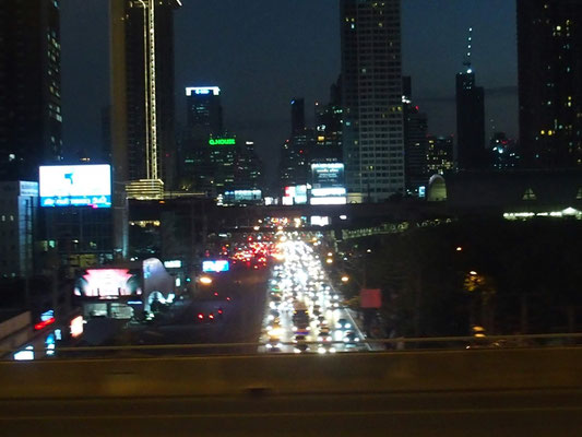 夜のバンコクの町　道は車であふれています。