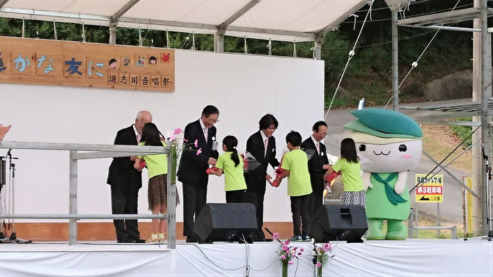 ボニージャックスへ青根小の子供たちから花束贈呈