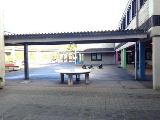 Der große untere Schulhof mit Tischtennisplatten und tollem Klettergerüst