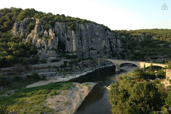 Balazuc - Ardèche - Le pont côté falaise