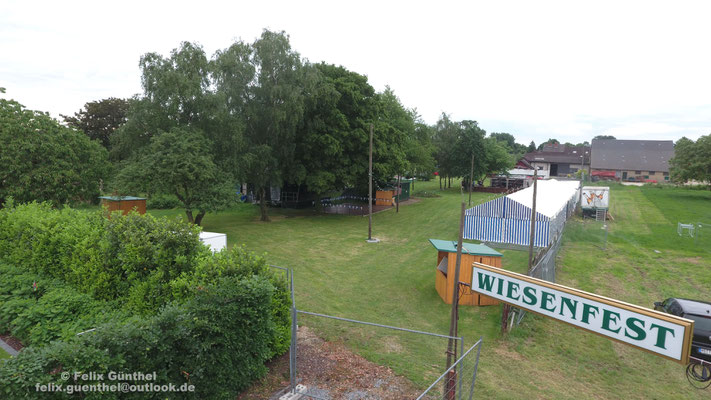 Ein Überblick über die Wiese vom Eingang aus gesehen