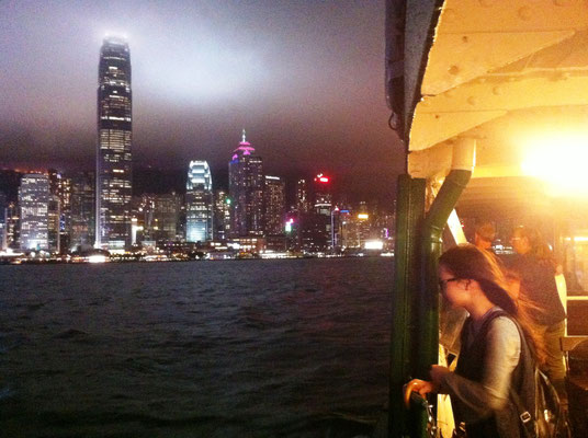 Auf der Star Ferry in der Meeresenge Victoria Harbour, Hongkong