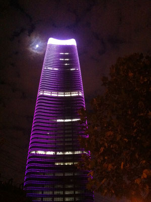 Ein Hochhaus und der Mond in Shanghai