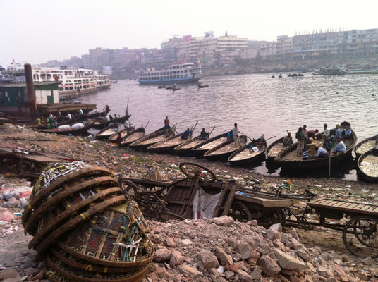 Am Hafen Sadarghat am Fluss Buriganga, Altstadt Dhaka