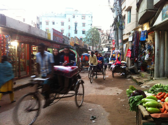 Straßenszene in Dhaka im Stadtteil Showra