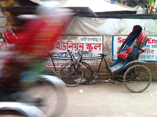 Straßenszene in Dhaka im Stadtteil Showra