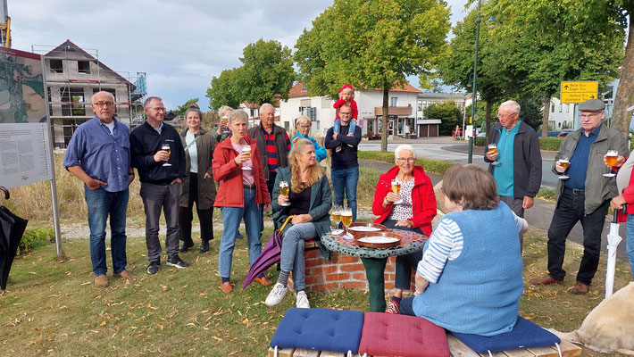 Gemütliches Plaudern beim Umtrunk