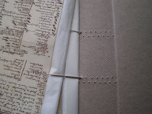 Fixation individuelle de chaque cahier à la reliure en papier fait main.
