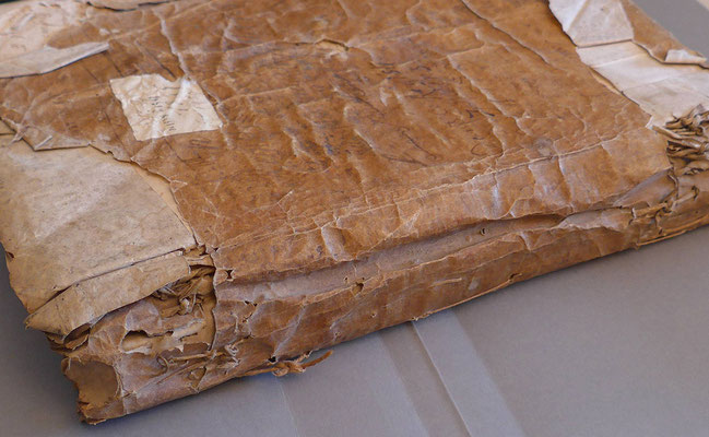 Document en parchemin avant restauration.