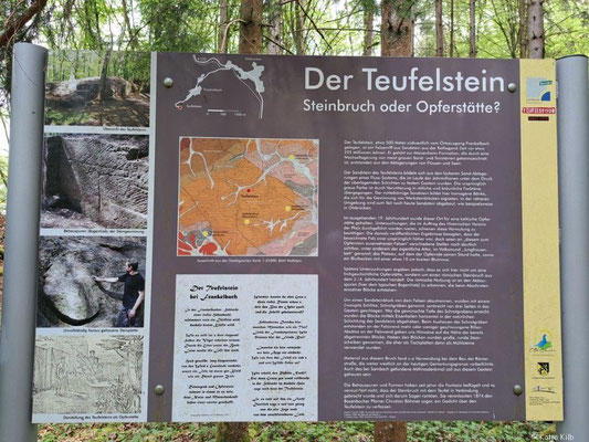 Der Teufelstein mit Spuren römischer Steinmetzarbeiten ist ein Highlight am Wege.