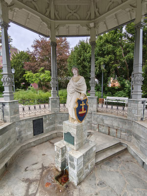 Der Solbrunnen im Quellenpark mit der Sodenia-Statue